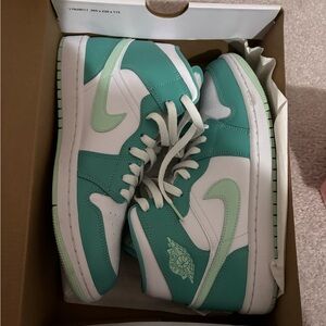 Women’s air Jordan 1 mid